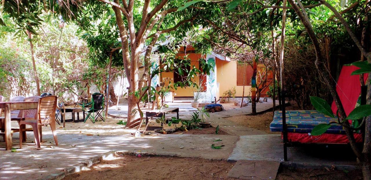 Auberge de jeunesse Little Bay Baie d'Arugam Extérieur photo